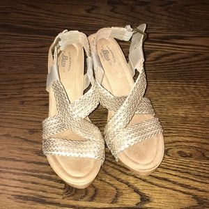 Women's size 7-1/2M metallic sandal, brand new.